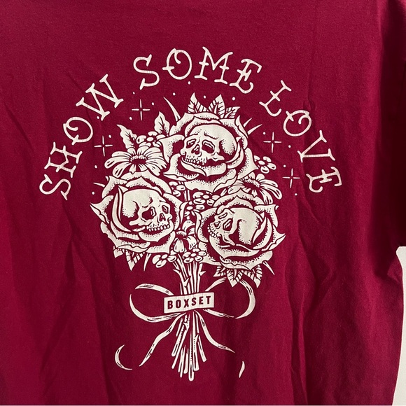 Box Set Burgundy Show Some Love Skulls Roses Graphic T-Shirt-Men’s Size Medium - Picture 4 of 5
